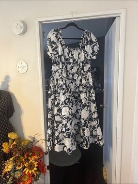 Time and Tru Black & White Floral Smocked Midi Dress with Puff Sleeves NWOT